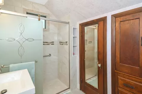 Bath - 7 Boyce St, Worcester, MA 01603 photo 2 of 4