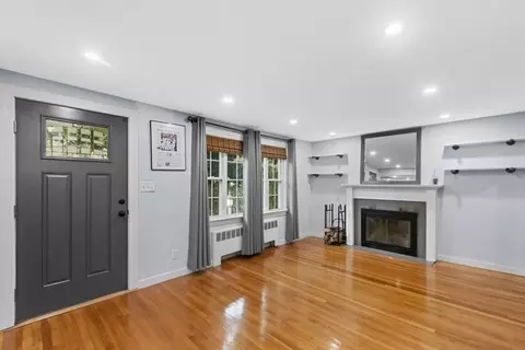 Living - 297 Main St, Saugus, MA 01906 photo 2 of 4