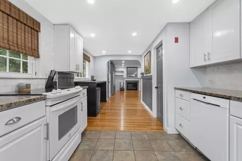 Entry Way - 297 Main St, Saugus, MA 01906 photo 1 of 1