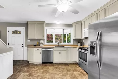2 Breton Rd, Upton, MA 01568 photo 9