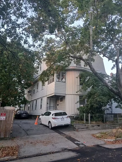 9 Bedford Ave, Worcester, MA 01604