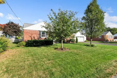 95 Bardon St, Chicopee, MA 01020 photo 4