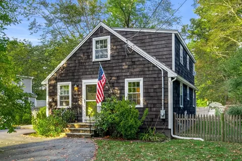 42 Village Ln, Hamilton, MA 01982