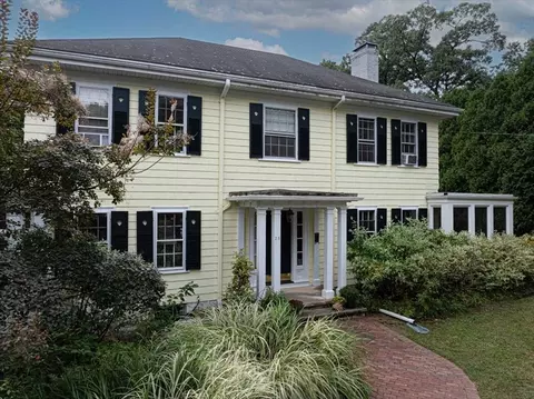 25 Highland St, Hopedale, MA 01747