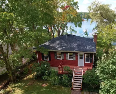 19 Lakeshore Dr, Holliston, MA 01746