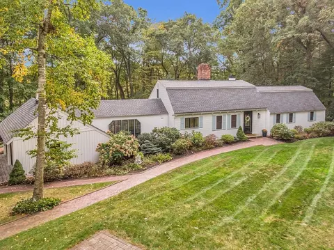 135 Coachmans Ln, North Andover, MA 01845