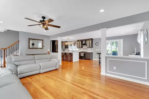 Entry Way - 170 Rolf Ave, Chicopee, MA 01020 photo 2 of 4