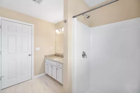 Bath - 10 Fatima Ln, Worcester, MA 01606 photo 2 of 5