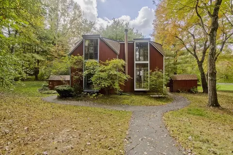 62 Pine Grv #62, Amherst, MA 01002