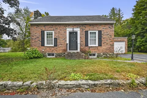 7 Maple Pkwy, Lunenburg, MA 01462