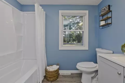 Bath - 151 Fox Hill Rd, Springfield, MA 01118 photo 6 of 7