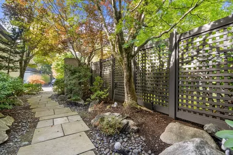 223 Nahanton St #223, Newton, MA 02459