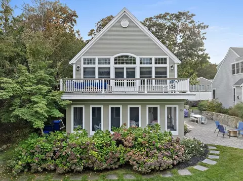 15 Cataumet Rd, Bourne, MA 02562