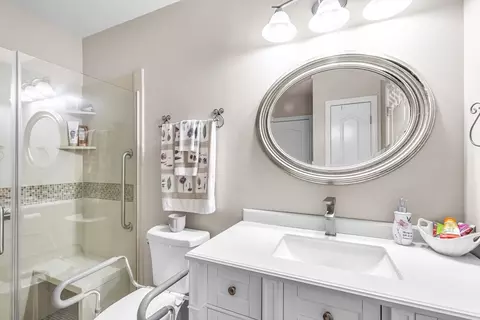 Bath - 297 Christopher Dr, Springfield, MA 01119 photo 2 of 3