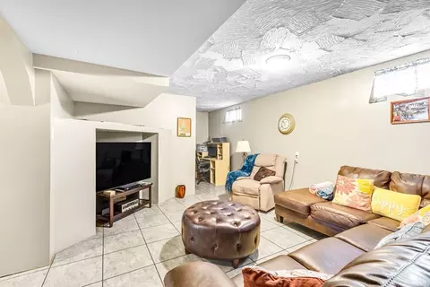 Living - 297 Christopher Dr, Springfield, MA 01119 photo 1 of 2