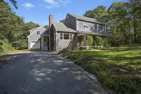 13 W Meadow Ln, Oak Bluffs, MA 02557