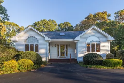8 Plymouth Heights Rd, Bourne, MA 02562