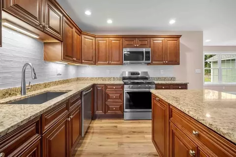 4 Sabrina Way #B, Agawam, MA 01001