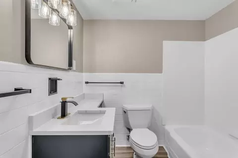 Bath - 101 Mulberry St #414, Springfield, MA 01105 photo 2 of 2