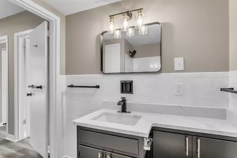 Bath - 101 Mulberry St #414, Springfield, MA 01105 photo 1 of 2