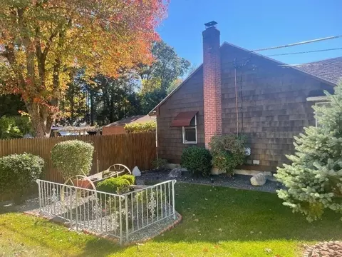 111 Clearbrook Dr, Springfield, MA 01118 photo 6