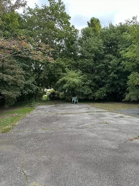 658 School St, Webster, MA 01570 photo 4