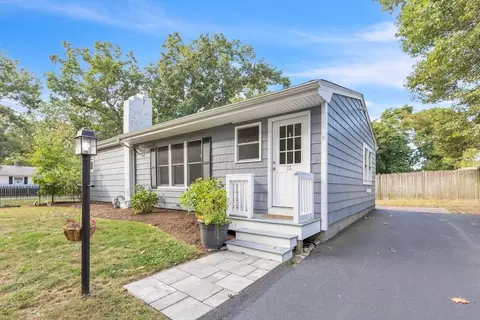 11 Booth St, Attleboro, MA 02703