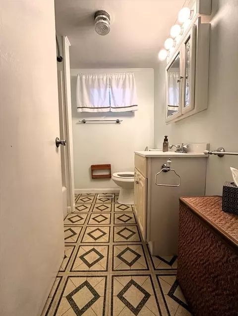 Bath - 8 Gilbert Ct, Gloucester, MA 01930 photo 1 of 3