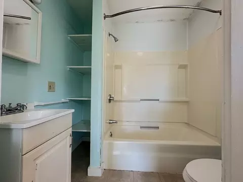 Bath - 8 Gilbert Ct, Gloucester, MA 01930 photo 3 of 3
