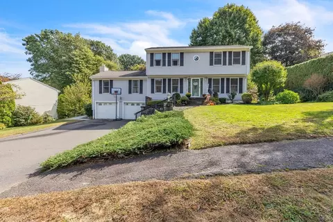 16 Brookside Dr, Agawam, MA 01030