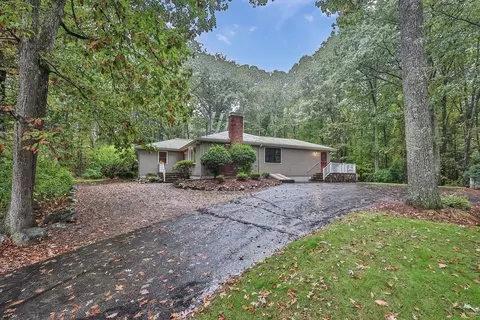 105 Chestnut St, Wrentham, MA 02093