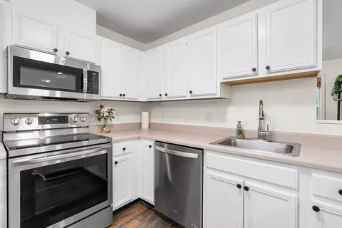 Kitchen - 508 Gazebo Cir #508, Reading, MA 01867 photo 2 of 2