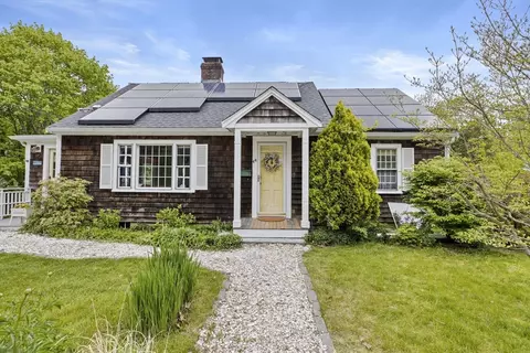 44 Cliff St, Plymouth, MA 02360