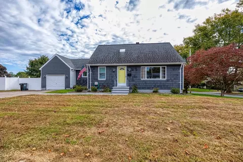 490 Gardners Neck Rd, Swansea, MA 02777