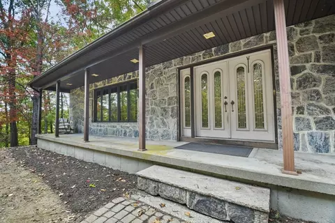 22 Iroquois Ln, Wilbraham, MA 01095