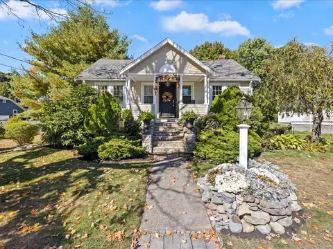 18 Blossom St, Rockland, MA 02370