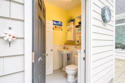 Bath - 44 Brooks Rd, Paxton, MA 01612 photo 1 of 3