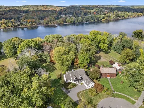 6 Arrowhead Ln, Groveland, MA 01834