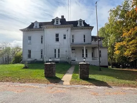 27 Mount Pleasant St, North Brookfield, MA 01535