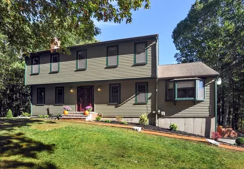 102 Pioneer Trl, Marshfield, MA 02050