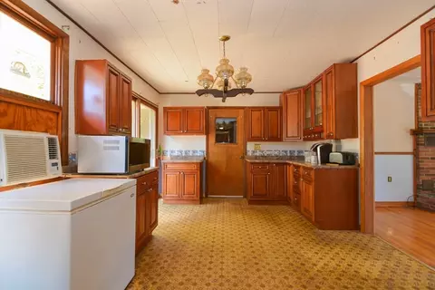 12 Oliver St, Easthampton, MA 01027 photo 8
