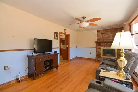 12 Oliver St, Easthampton, MA 01027 photo 4