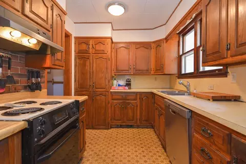 12 Oliver St, Easthampton, MA 01027 photo 5
