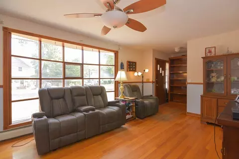 12 Oliver St, Easthampton, MA 01027 photo 3