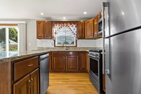 515 Snell St, Fall River, MA 02721 photo 9