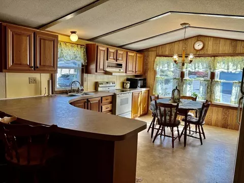 208 Park Cir, Sturbridge, MA 01566