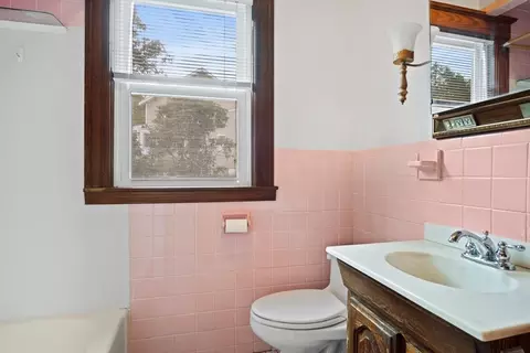 Bath - 174 Bancroft Ave, Reading, MA 01867 photo 1 of 2