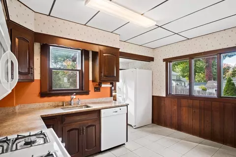 Kitchen - 174 Bancroft Ave, Reading, MA 01867 photo 2 of 3
