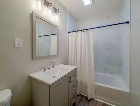 Bath - 26 Grant St, Springfield, MA 01109 photo 2 of 2