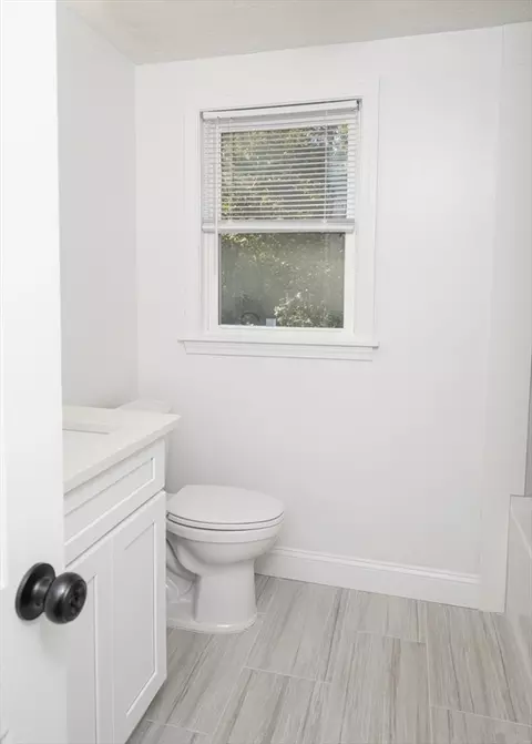 Bath - 7 Warwick Way, Mashpee, MA 02649 photo 2 of 3